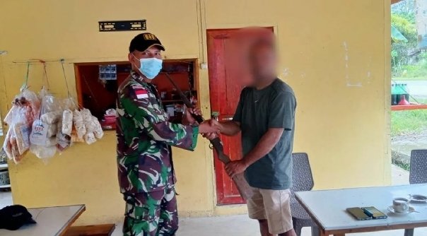 Warga Desa Pemodis, Kecamatan Beduai dengan sukarela menyerahkan senjata api (senpi) rakitan kepada personel Satgas Pamtas RI - Malaysia Yonif 645/Gardatama Yudha.