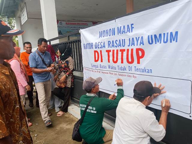 Puluhan warga melakukan penyegelan kantor Desa Rasau Jaya Umum. Penyegelan ini buntut dari perseteruan antara Kepala Desa dan Badan Permusyawaratan Desa (BPD) terkait APBDes.