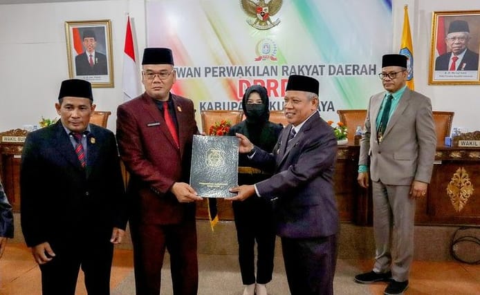 Bupati Kubu Raya Muda Mahendrawan menyerahkan nota pengantar kepada Ketua DPRD Kubu Raya Agus Sudarmansyah, Senin (24/10).