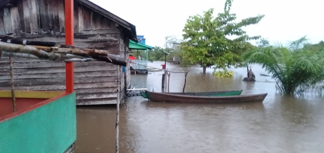 Banjir dengan ketinggian 40-50 centimeter mulai merendam Desa Bagan Asam Kecamatan Toba.