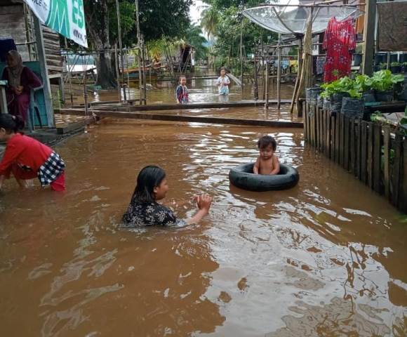 Hujan lebat yang melanda Dusun Sungai Bemban pada Minggu (9/10) ini mengakibatkan puluhan rumah warga terendam banjir.