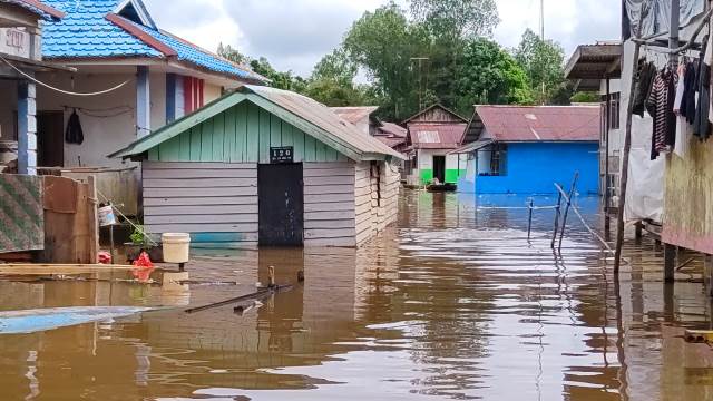 Banjir merendam sebagian wilayah Sanggau hingga atap rumah warga belum lama ini. Banjir dan longsor masih menjadi ancaman Sanggau
