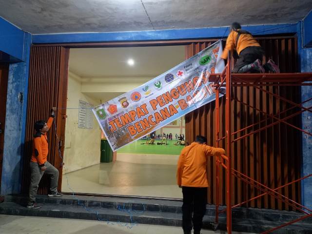 Anggota TRC saat memasang spanduk posko banjir di Gor Bujang Malaka Sanggau, Minggu (16/10).