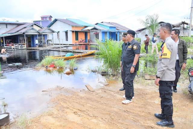 Bupati Kayong Utara Citra Duani meninjau banjir di Desa Sedahan Rabu (12/10) dan sekaligus menyerahkan bantuan kepada warga korban terdampak banjir