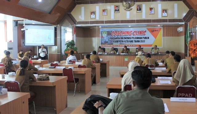 Salah satu upaya meningkatkan pelayanan publik di Ketapang dilakukan dengan coaching clinic