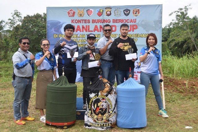 Komandan Pangkalan TNI AU (Danlanud) Harry Hadisoemantri Letkol Nav W.P.Pujo Wahono menyerahkan piala kepada para pemenang kontes burung berkicau Danlanud Cup 2022, Minggu (16/10).