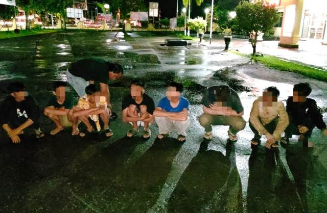 Delapan remaja diamankan pihak keplisian lantaran hendak melakukan tawuran. Para remaja ini diamankan di area pintu masuk hutan Kota Ketapang pada Rabu (19/10) malam.