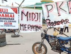 Warga Kampong Seberang Blokade Jalan Pasang Spanduk Midji Merampot