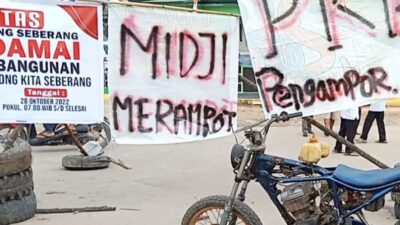 Demo ratusan orang yang mengatas namakan warga Kampong Seberang di Sintang melakukan aksi blokade jalan pada Jumat (28/10) dengan memasang spanduk kekecewaan kepada Gubernur Kalbar lantaran janji perbaikan jalan tidak terealisasi hingga kini.