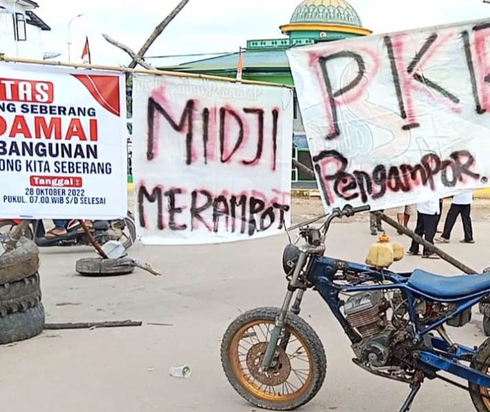 Demo ratusan orang yang mengatas namakan warga Kampong Seberang di Sintang melakukan aksi blokade jalan pada Jumat (28/10) dengan memasang spanduk kekecewaan kepada Gubernur Kalbar lantaran janji perbaikan jalan tidak terealisasi hingga kini.