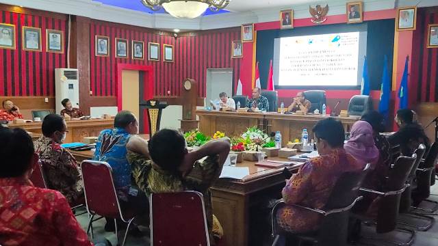 Kepala Dinas Kesehatan Sanggau Ginting memimpin rapat evaluasi implemnetasi Perda Nomor 9 tahun 2018 tentang Kawasan Tanpa Rokok dan Perbup Sanggau Nomor 27 tahun 2019 tentang petunjukan teknis Kawasan Tanpa Rokok (KTR).