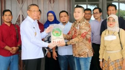 Gubernur Kalbar Sutarmidji menerima bantuan sembako dari pengurus Gapki Kalbar pada Rabu (19/10) yang akan disalurkan untuk warga Kalbar yang terdampak banjir.