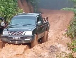 Empat Kilometer Jalan Desa Kambong Bubur Lumpur