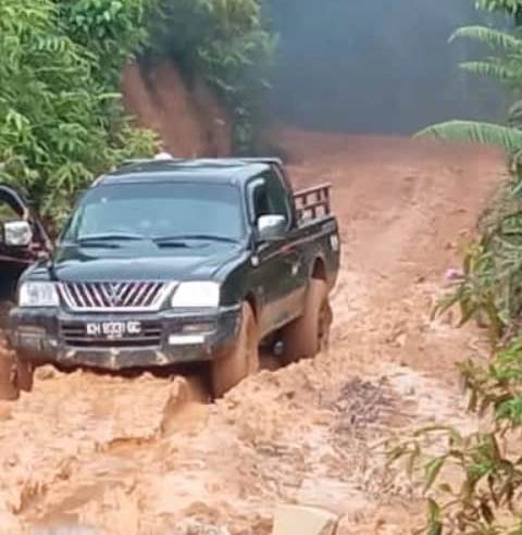 Sepanjang empat kilometer jalan dari Desa Kambong Kecamatan Kapuas menuju Desa Mengkiang dan Kota Sanggau rusak parah bak bubur lumpur