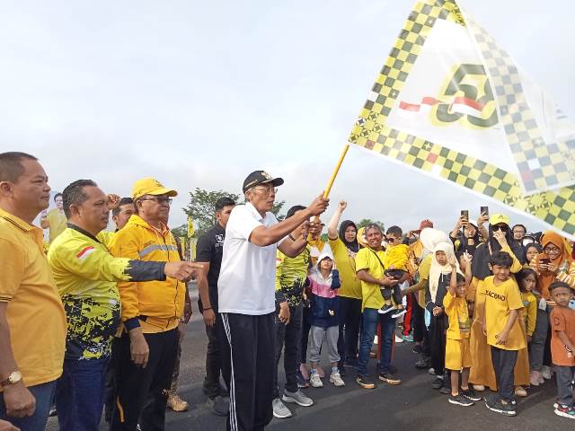 Bupati Sintang Jarot Winarno membuka gerak jalan sehat dalam rangka HUT ke-58 Partai Golkar, MInggu (16/10).