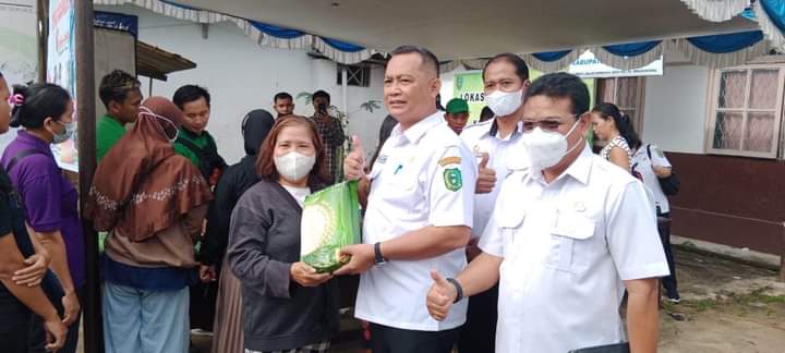 Kepala Dinas Perindustrian dan Perdagangan Bengkayang Dr. Yan menyerahkan simbolis paket sembako murah kepada masyarakat yang datang membeli pada saat operasi pasar, Kamis (20/10).