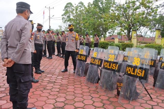 Kapolres Sintang AKBP Tommy saat melakukan pengecekan sapras, Senin (10/10). yang akan digunakan untuk pengamanan Pilkades di 72 desa.