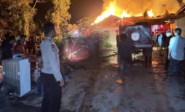 Asrama putri pondok pesantren Al Mizan di Dusun Entinuh Desa Engkahan Kecamatan Sekayam yang dipimpin oleh Ustazd Mustofa Min Attoilah terbakar pada Sabtu (22/10).
