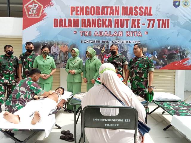 Pangdam XII/ Tpr Mayjen TNI Sulaiman Agusto saat meninjau baksti sosial dalam rangka HUT ke-77 TNI di Pasar Baru Entikong Kabupaten Sanggau, Selasa (4/10).