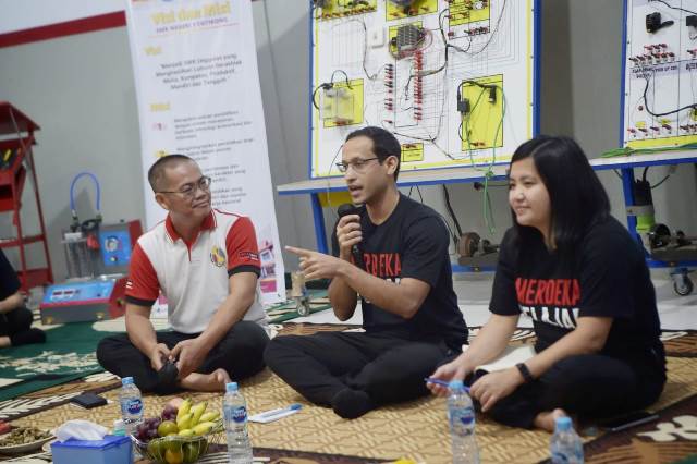 Menteri Pendidikan, Kebudayaan, Riset, dan Teknologi Nadiem Anwar Makarim bertemu dengan guru di Entikong perbatasan RI - Malaysia untuk mendapatkan aspirasi dan berdikusi tentang pendidikan, Rabu (26/10). Foto: pek