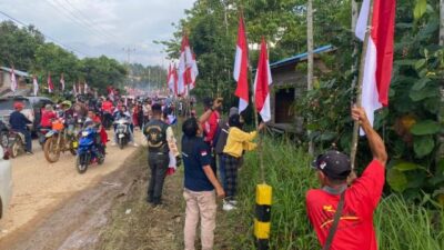 Sebanyak 2022 lembar bendera merah putih dikibarkan perbatasan RI - Malaysia di Jagoi Babang Kabupaten Bengkayang pada Minggu (30/10) berhasil memecahkan rekor MURI.