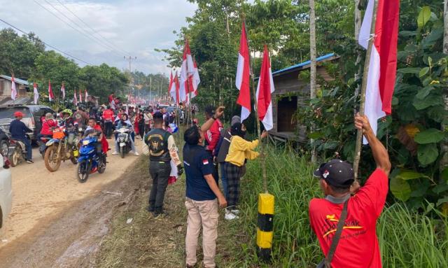 Sebanyak 2022 lembar bendera merah putih dikibarkan perbatasan RI - Malaysia di Jagoi Babang Kabupaten Bengkayang pada Minggu (30/10) berhasil memecahkan rekor MURI.