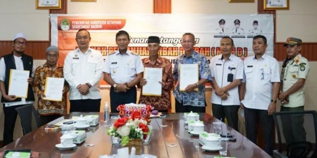 Wakil Bupati Ketapang Farhan beserta pengurus rumah ibadah yang menerima bantuan hibah dengan total Rp4 miliar usai menanda tangani NPHD, Rabu (26/10)