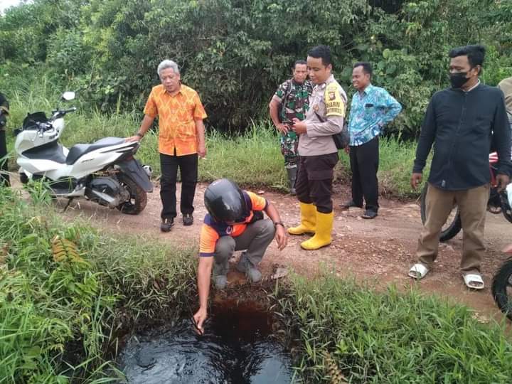 Bupati Kubu Raya Muda Mahendrawan yang meninjau langsung salah satu penyebab banjir di Mega Timur dan Sui Malaya yang kemudian akan dilakukan normalisasi.