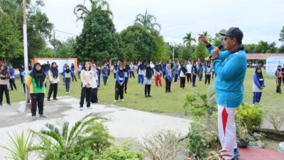 Bupati Kayong Utara Citra Duani memimpin senam pagi dalam rangka pencanangan Gerakan Nasional Aksi Bergizi di Sekolah Menengah Atas (SMA) Negeri 1 Sukadana, Rabu (26/10).