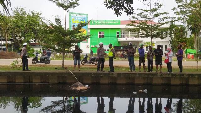 penemuan mayat tanpa identitas di Parit Sungai Raya Dalam tepat di depan UPT Laboratorium Kesehatan Dinas Kesehatan Kalbar Jalan Sudarso, Rabu (12/10) pagi.