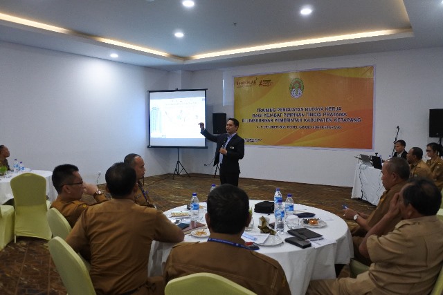 Training budaya kerja yang diikuti sejumlah pejabat pimpinan tinggi pratama di lingkungan Pemkab Ketapang, Selasa (4/10).