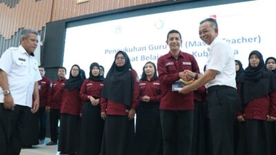 Bupati Kubu Raya Muda Mahendrawan dan Kepala Dinas Pendidikan dan Kebudayaan M Ayub saat mengukuhkan 35 guru inti, Rabu (12/10).