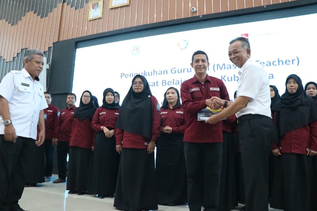 Bupati Kubu Raya Muda Mahendrawan dan Kepala Dinas Pendidikan dan Kebudayaan M Ayub saat mengukuhkan 35 guru inti, Rabu (12/10).