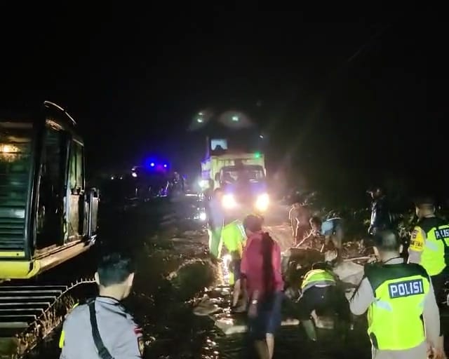 Petugas gabungan dari berbagai unsur melakukan penimbunan terhadap jalan Pelang menuju Tumbang Titi yang mengalami rusak parah pada Rabu (26/10) malam.