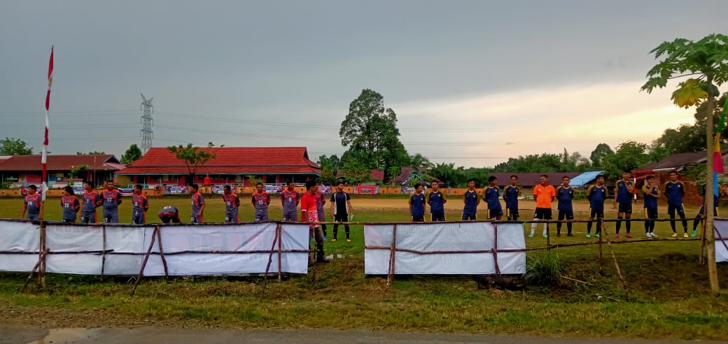 Sebanyak 52 klub mengikuti open turnamen sepak bola Natal Cup IV di Desa Belimbung Kecamatan Lumar yang dimulai, Sabtu (15/10). Foto: rinto