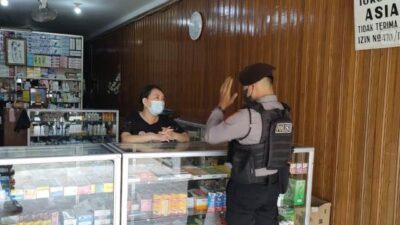 Petugas kepolisian dari Polres Ketapang saat melakukan sidak di apotek untuk memastikan tidak menjual obat sirup yang dilarang karena dapat menyebabkan gagal ginjal pada anak.