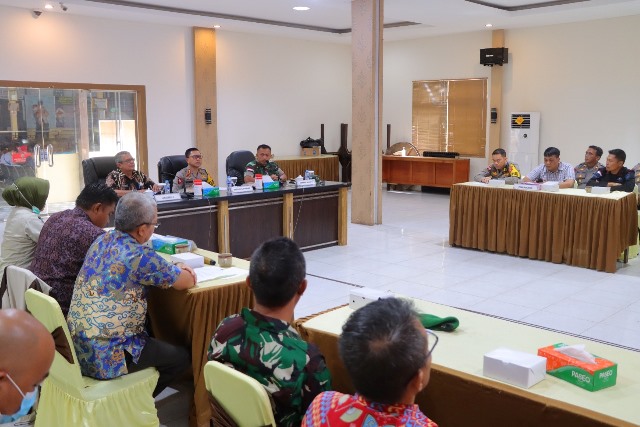 Unsur forkompinda rapat koordinasi pengamanan Pilkades di 72 desa yang tersebar di 14 kecamatan yang ada di Sintang, Jumat (7/10).