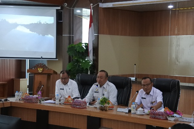 Sekretaris Daerah Pemkab Ketapang Alexander Wilyo saat memimpin rapat TJSL Rabu (19/10).