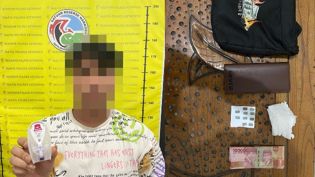 remaja berinisial JZ (19) tak berkutik dibekuk polisi saat sedang melakukan transaksi narkoba di salah satu ruang karaoke