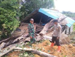 Tanah Longsor Menimpa Rumah di Batu Ampar