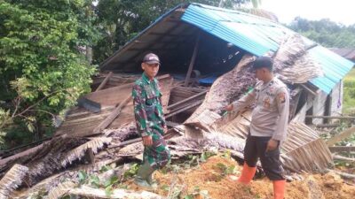 Tanah Longsor Menimpa Rumah di Batu Ampar