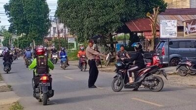 Polres Bengkayang melaksanakan strong point di sejumlah titik rawan laka lantas di Kota Bengkayang, Jumat (21/10).