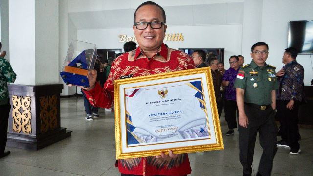 Wakil Bupati Kubu Raya Sujiwo mewakili Pemkab Kubu Raya menerima penghargaan dari BPK Wajar Tanpa Pengecualian (ATP) atas laporan keuangan tahun anggaran 2021