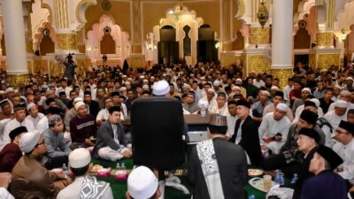 Ribuan orang memadati Masjid Agung Al Ikhlas menghadiri tablig akbar dalam rangka memperingati Maulid Nabi Muhammad SAW, Minggu (16/10). Foto: naufal