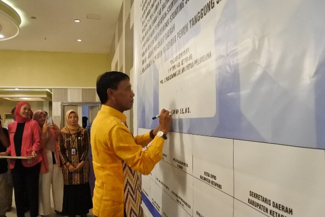 Wakil Bupati Ketapang Farhan saat menanda tangani komitmen berantas stunting belum lama ini sebab menurutnya masih banyak hambatan yang ditemukan untuk menurunkan stunting