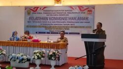 Wakil Bupati Sanggau Yohanes Ontot saat membuka pelatihan konvensi hak anak bagi tim gugus tugas Kabupaten Layak Anak (KLA) dan pengampu pemenuhan hak anak, Selasa (4/10).