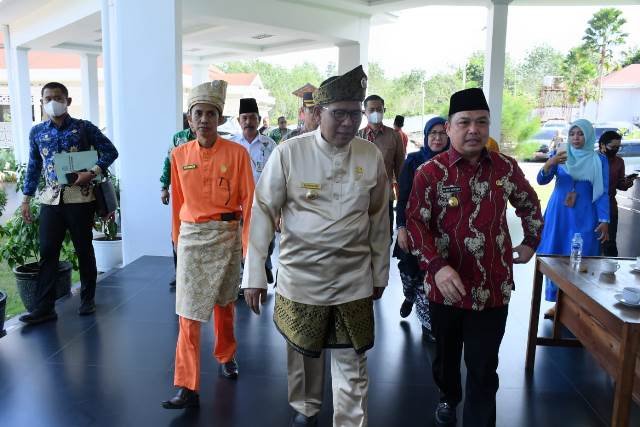 Bupati Kayong Utara Citra Duani saat mendampingi Wakil Gubernur Kalbar Ria Norsan yang datang ke Kayong Utara.