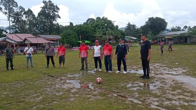 Sejumlah klub sepak bola di Bengkayang ambil bagian dalam Natal Cup IV yang dihelat di Desa Belimbing Kecamatan Lumar