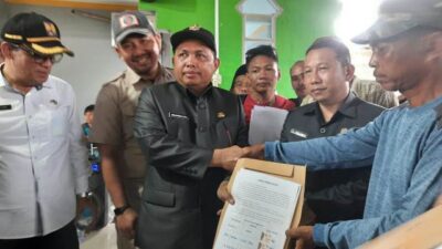 Wakil Bupati Sintang Melkianus menerima aspirasi yang menjadi tuntutan warga Kampong Seberang, Jumat (28/10) terkait perbaikan jalan. Salah satunya yakni jalan provinsi yang telah dijanjikan Gubernur Kalbar Sutarmidji akan mengucurkan Rp15 miliar untu memenuhi tuntutan warga