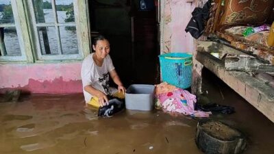 Salah satu warga Liku di Sanggau Komariah yang mengaku enggan untuk mengungsi lantaran dinilai banjir belum terlalu parah menggenangi rumahnya